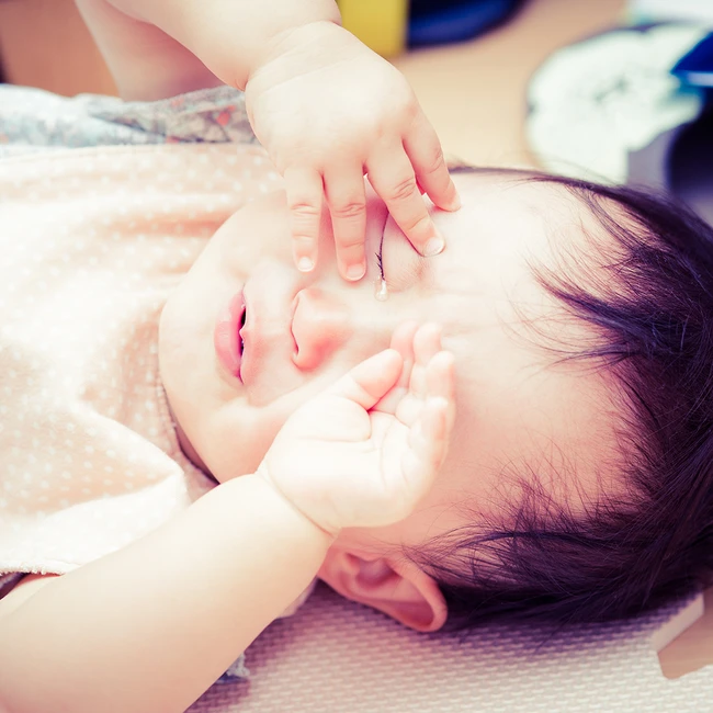 4 potential risks when children rub too much: Parents do not think that their children are sleepy, slow to treat can cause blindness