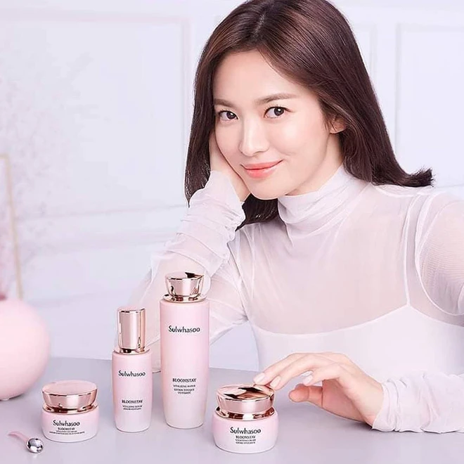 Song Hye Kyo is very good to advertise cosmetics, ok so she looks close to her skin