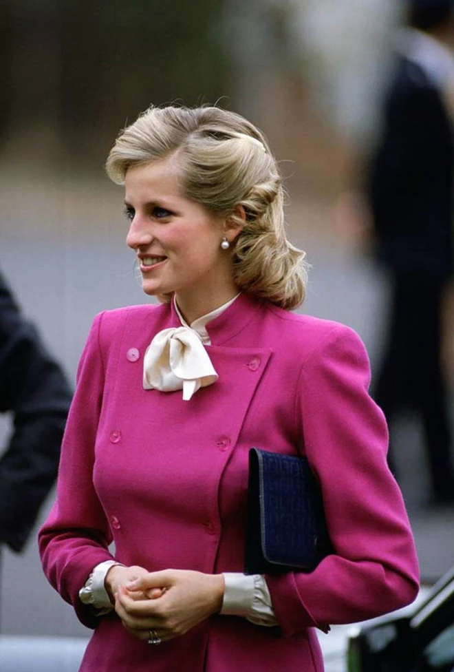 Why does Princess Diana rarely leave long hair, the cause of the Queen?