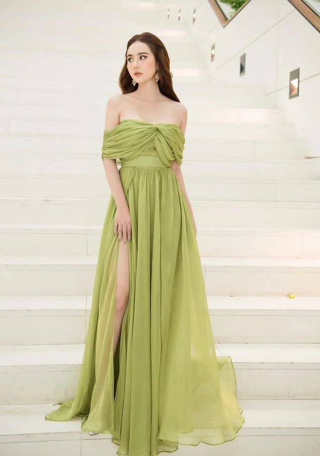 Huyen Lizzie (loving sunny day) is still as beautiful as a doll in a new hairstyle