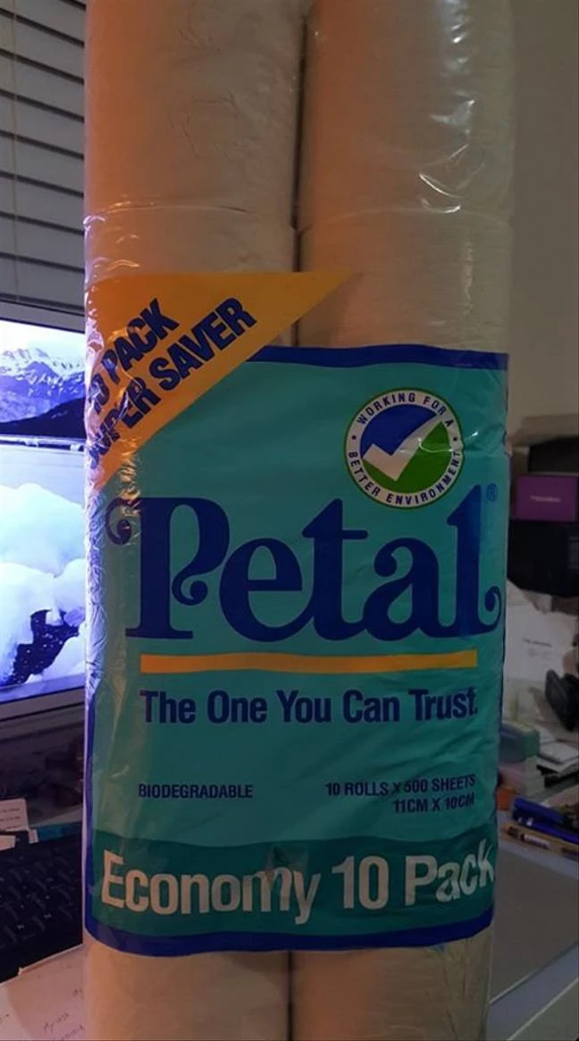 Found 270 toilet paper rolls from the father's life, the son is like "gold socks" but the last action is admirable.