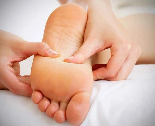 Every night, a few drops of wind oil on the soles of the feet, the organs in your body will be protected, as well as "knitting"