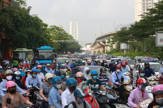 Pictures: Hanoi people "crowded" to work in the middle of the hot weather after a long holiday
