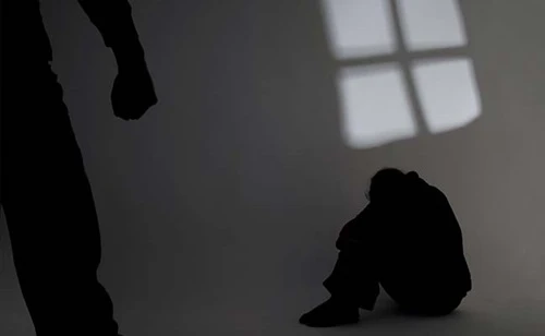 Rape a 5 -year -old girl after home