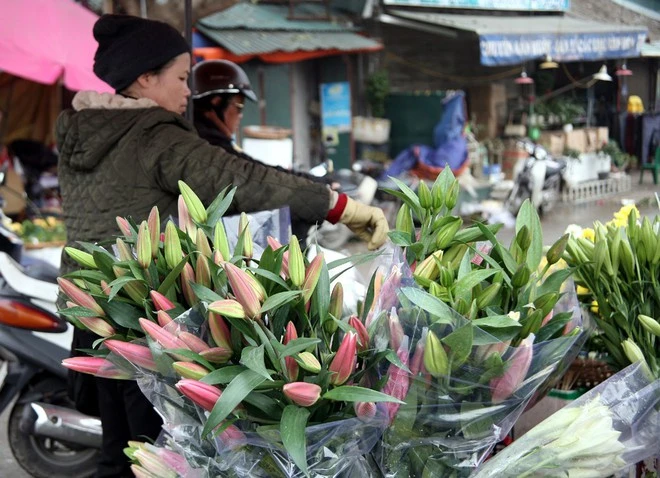 Hanoi: The first day of the last lunar calendar of the year, fresh flowers expensive