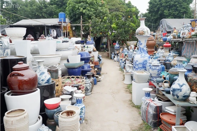 On the day of the Lunar New Year, the ceramic market along the Red River is a cheap shopping address for women