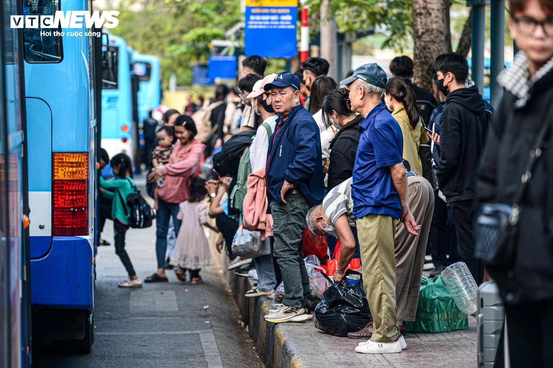 People wearing a hometown gift, returning to Hanoi after the holiday