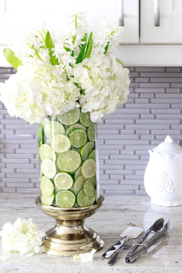 Flower arrangements with impressive fruits to decorate the house on special occasions