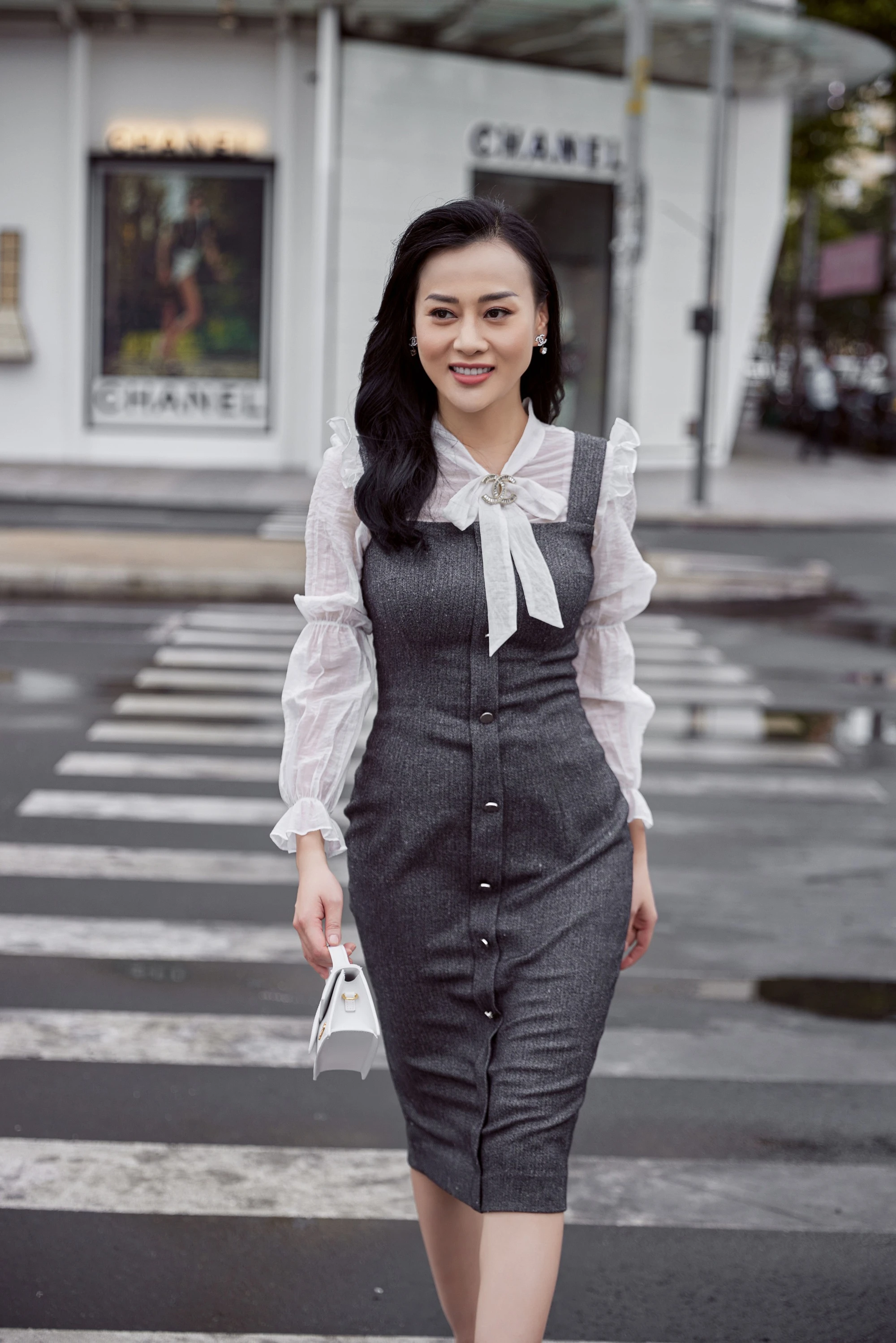 Phuong Oanh shows off her beauty more and more brilliantly
