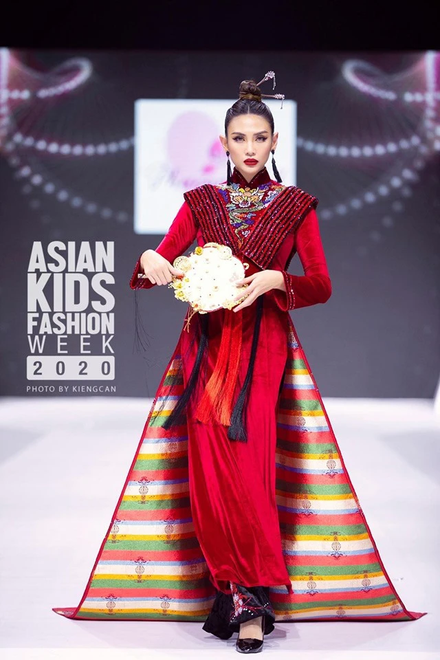Supermodel Vo Hoang Yen makes vedette for the new collection of Phuong Ho designer