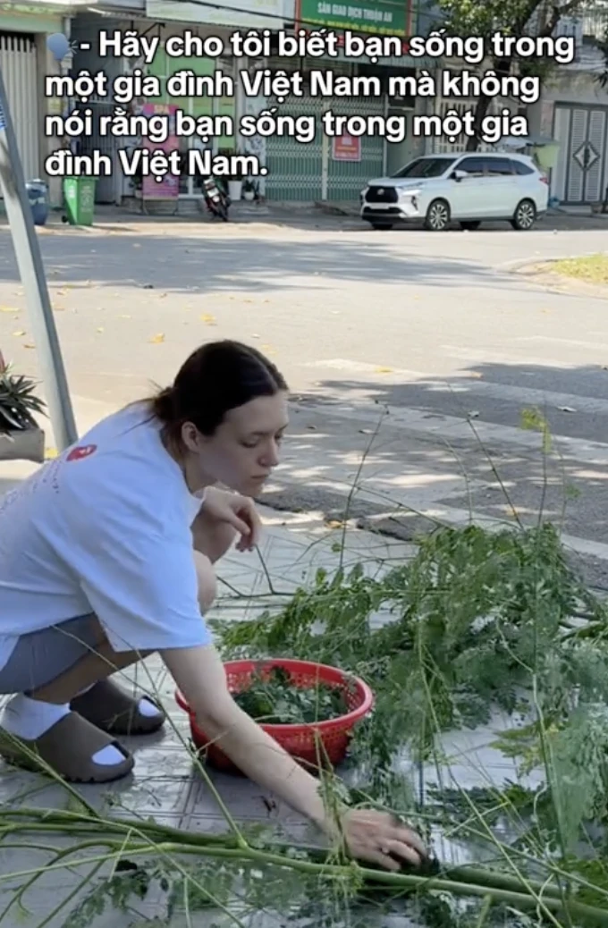 Foreign girl sitting in front of the house picked up a vegetable, looking at 2 points of netizens affirmed: Vietnamese strawberry 100%