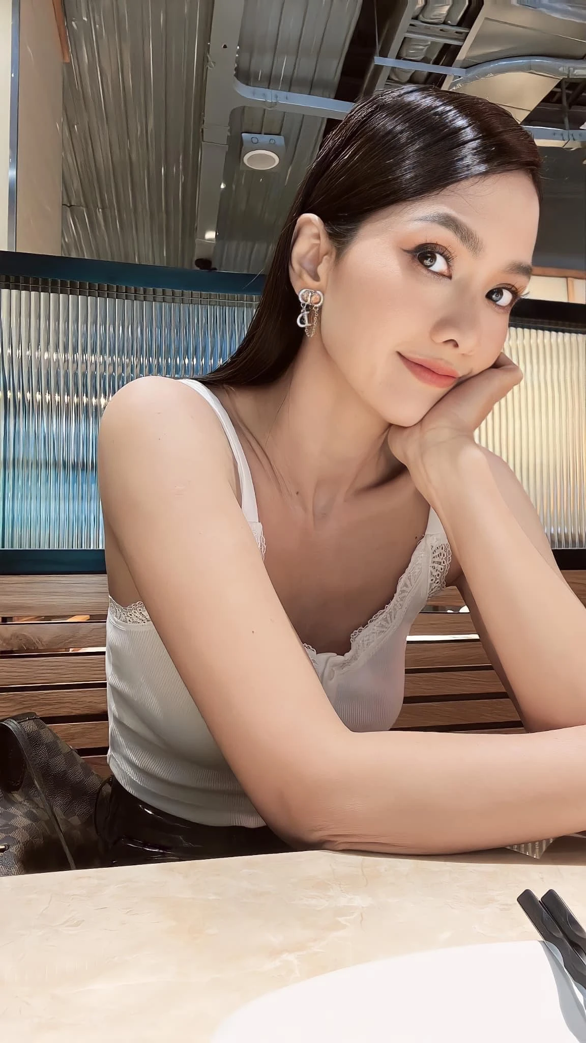 Supermodel Viet posted a son, the people looked down and fell on his back: The new day was tiny but the time was tall, the way she was taught by the mother