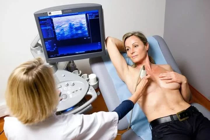 Being diagnosed with breast cancer, two mothers regretted ignoring this important sign when breastfeeding