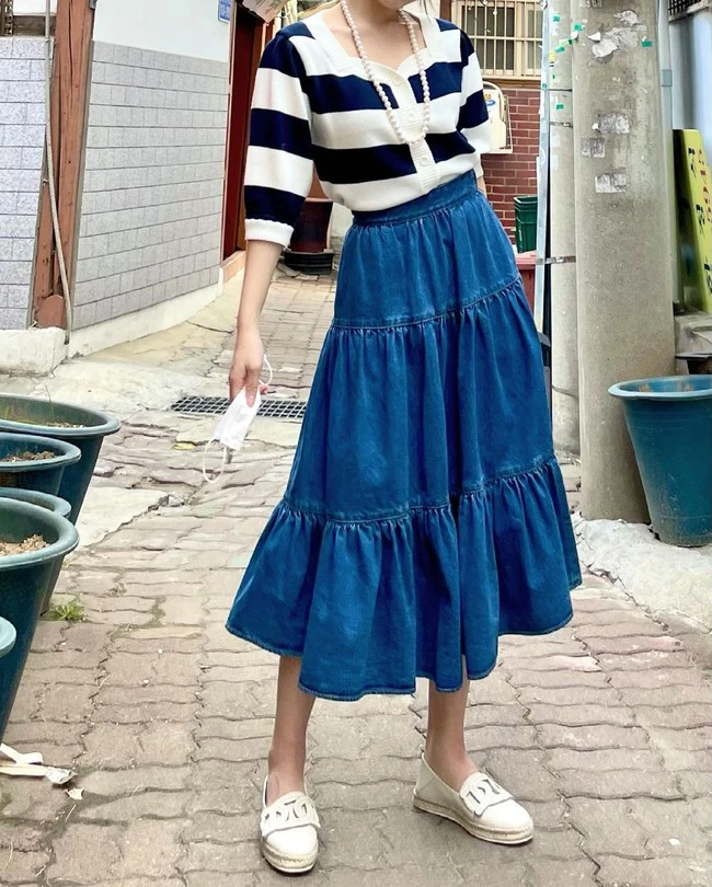 You should study Joy (Red Velvet) how to wear the skirt not only luxurious but also a few years old to hack