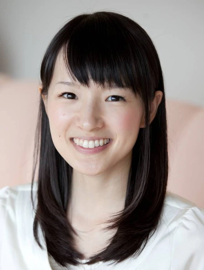 "Holy Woman moving house" Marie Kondo deserves a medal for beautiful skin like porcelain, but the way she takes care of her skin is a surprise.