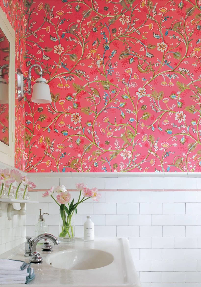 The bathroom is both beautiful and impressive thanks to the wallpaper