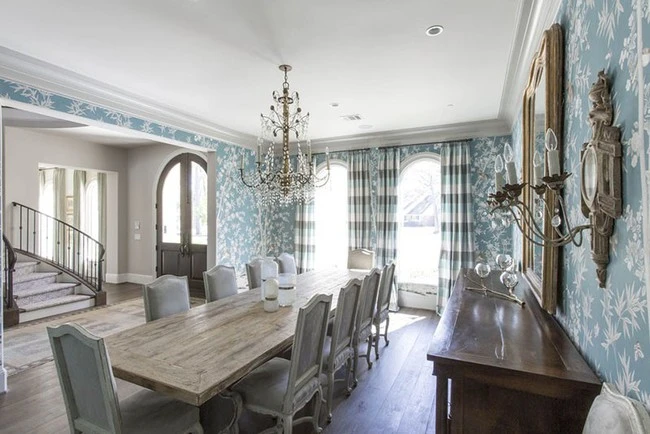 When you want a small house to always be full of vitality, do not forget the flower pattern wallpaper