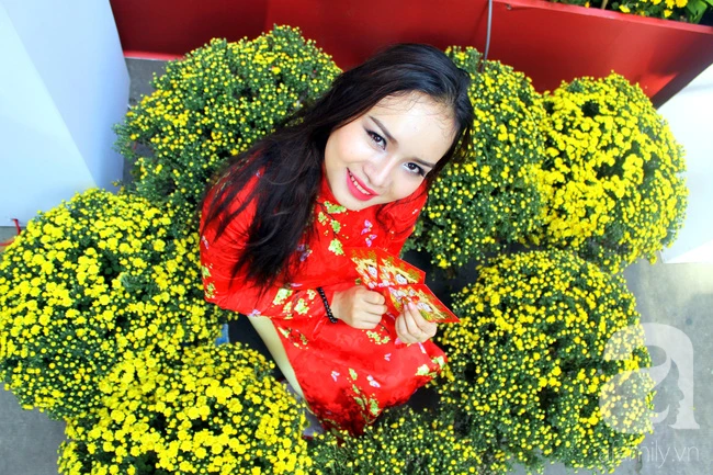 The beautiful Sai Thanh sisters in the ao dai, fluttering to "festival" of spring flowers