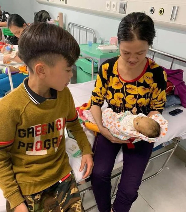 The boy rode his bicycle without braking over a hundred kilometers from the Northwest to Hanoi to visit her premature birth, making netizens admire