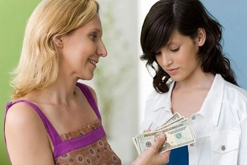 The bride shows off her parents -in -law not forced to pay for living money and also gives a pension card for spending, personal shopping