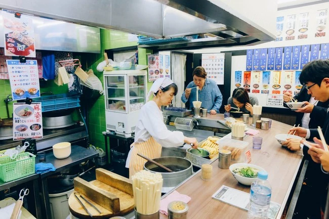 Suffering like Japanese office workers: in the morning to work urgently, there is no time to sit and eat kindly but have to stand a place to eat in a hurry to eat