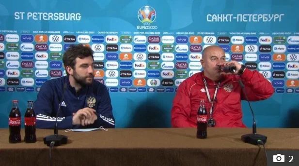 Carefree drinking millions of Vietnamese people fascinated, the Russian coach accidentally helped BTC Euro 2020 to "face" Ronaldo