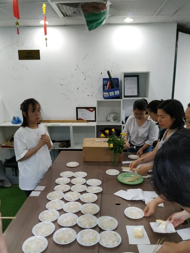 Office people are bustling to show off the atmosphere of the Korean New Year early throughout the company, bringing the kitchen to the office to squeeze the cake drifting