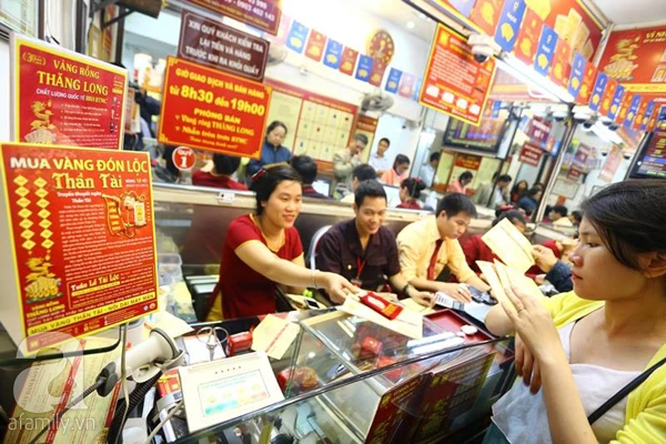 Hanoi: Busy in line to buy gold on the night before the "God of Fortune"