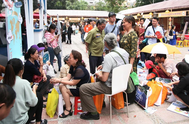 Hanoi: Hundreds of people in the sun have been in line to buy air tickets 0 dong