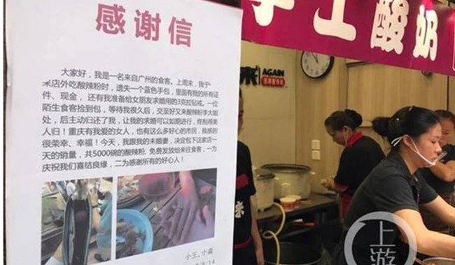 Found diamond ring asked his wife at the restaurant, the groom immediately treated the people 5,000 bowls of noodles to express his appreciation