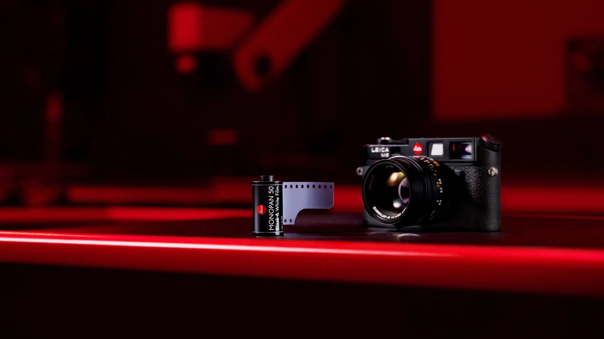 Leica ra mắt phim trắng đen MONOPAN 50, siêu mịn, toàn sắc, giá $10
