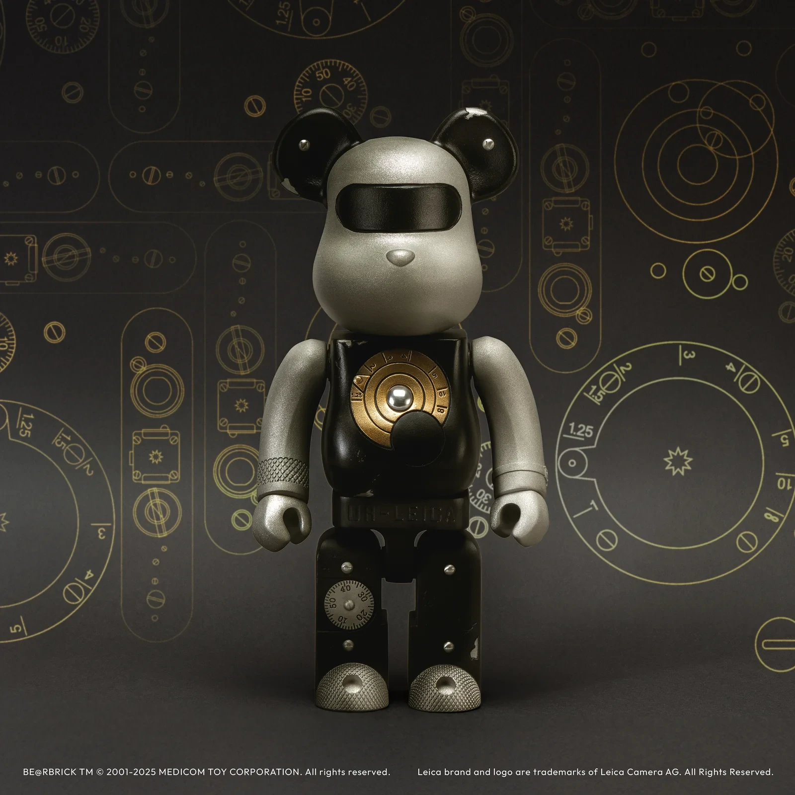 Leica ra mắt mô hình LEICA BE@RBRICK ROYAL SELANGOR 400% nhân dịp kỷ niệm 100 năm, giá SGD2950