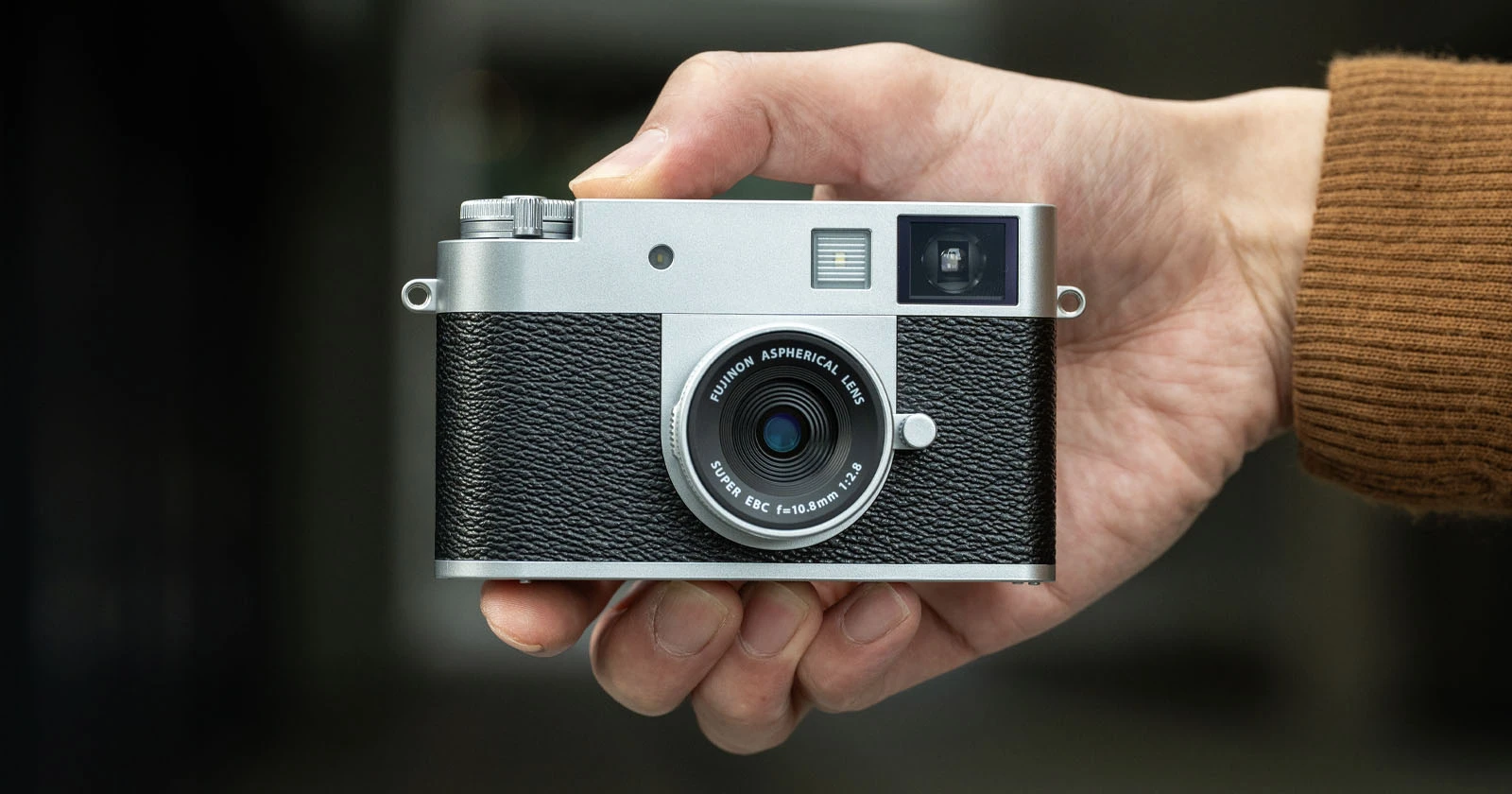 Fujifilm X-Half chính thức ra mắt: cảm biến 1", máy ngang, nhưng chụp dọc