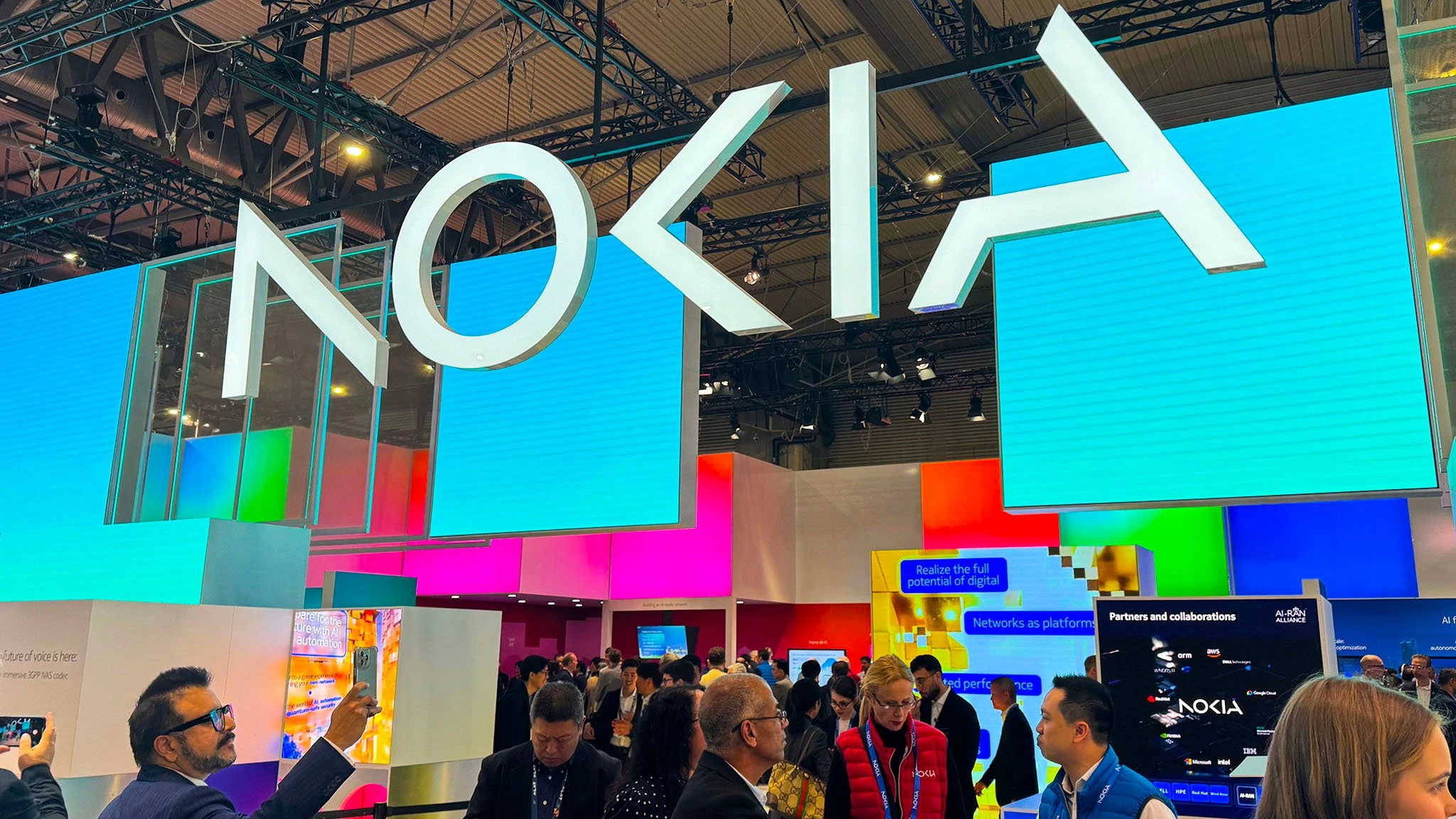 Nokia giờ cũng phát triển chip AI, nhưng là chip mạng để giảm tiêu thụ điện của máy chủ AI