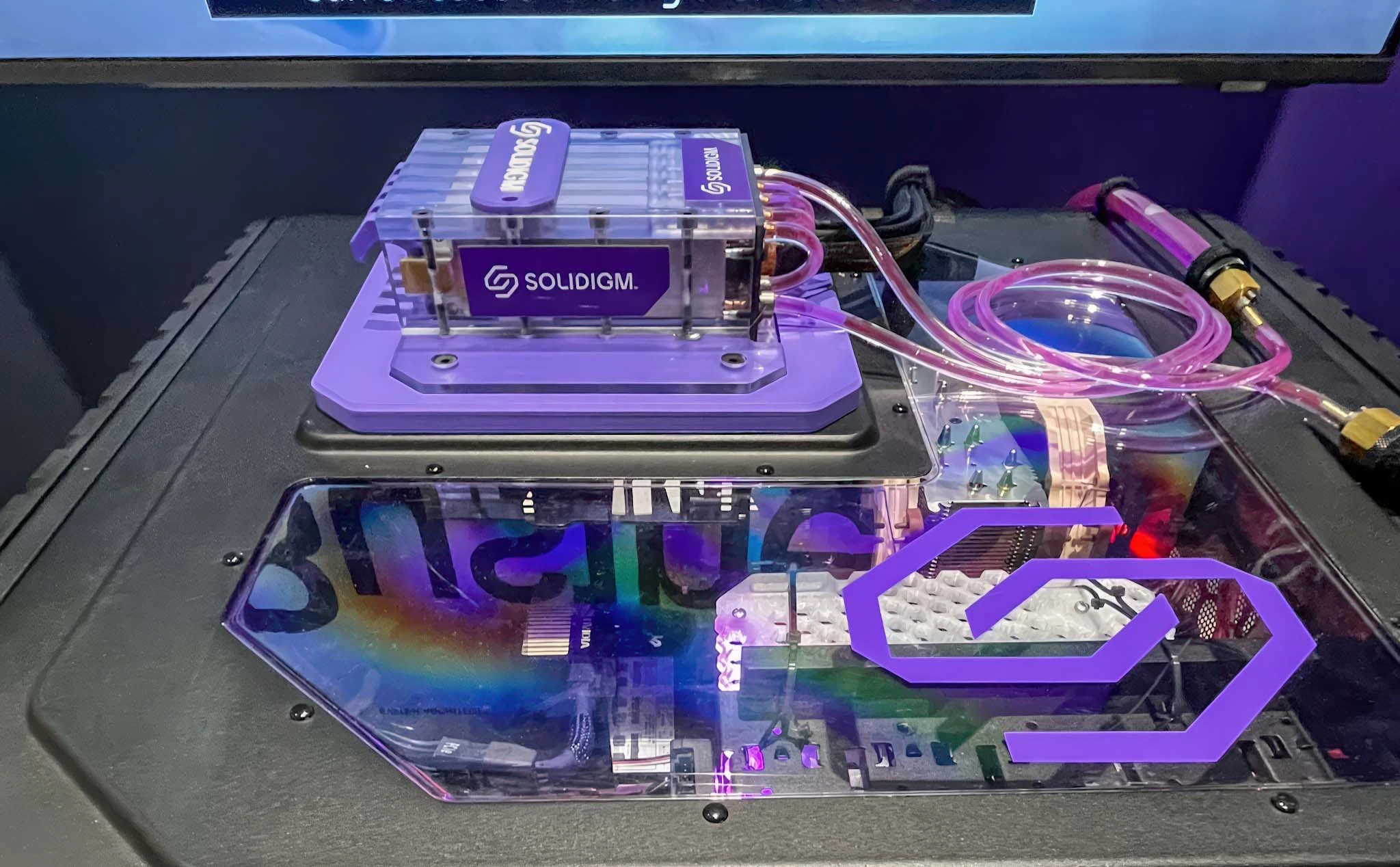 Solidigm D7-PS1010 E1.S - SSD doanh nghiệp đầu tiên trang bị tản nhiệt nước