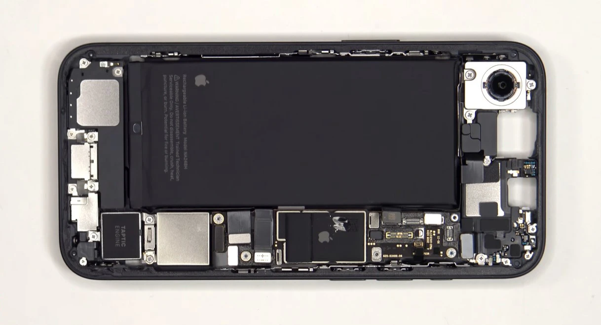 Teardown iPhone 16e cho thấy camera chính 48 MP của nó có OIS tiêu chuẩn, với bảng logic nhỏ A18, chỉ có một màng than chì và băng đồng để chuyển nhiệt
