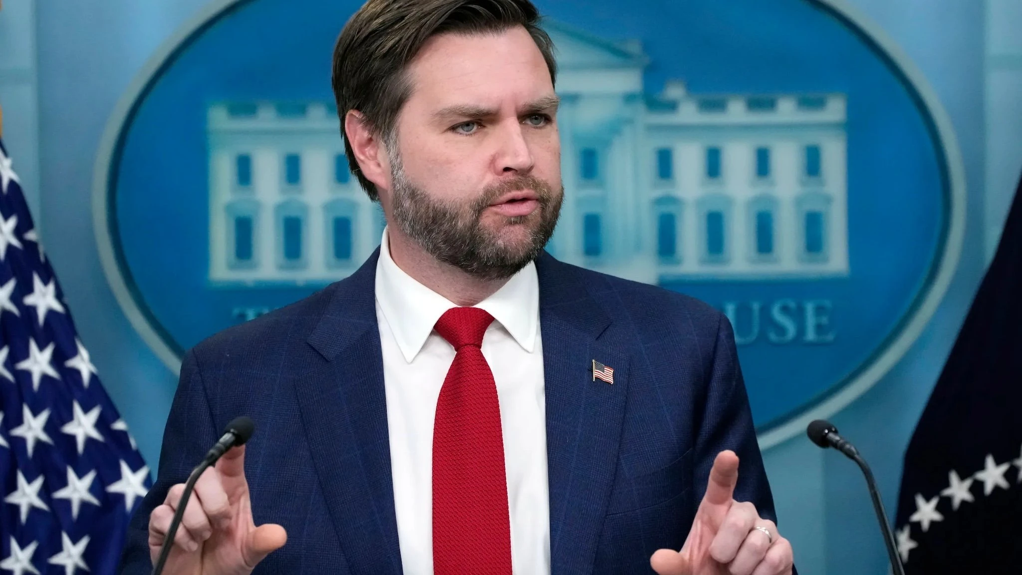 JD Vance: Mỹ sẽ duy trì vị thế thống trị trong lĩnh vực AI; không muốn quan tâm về các quy định