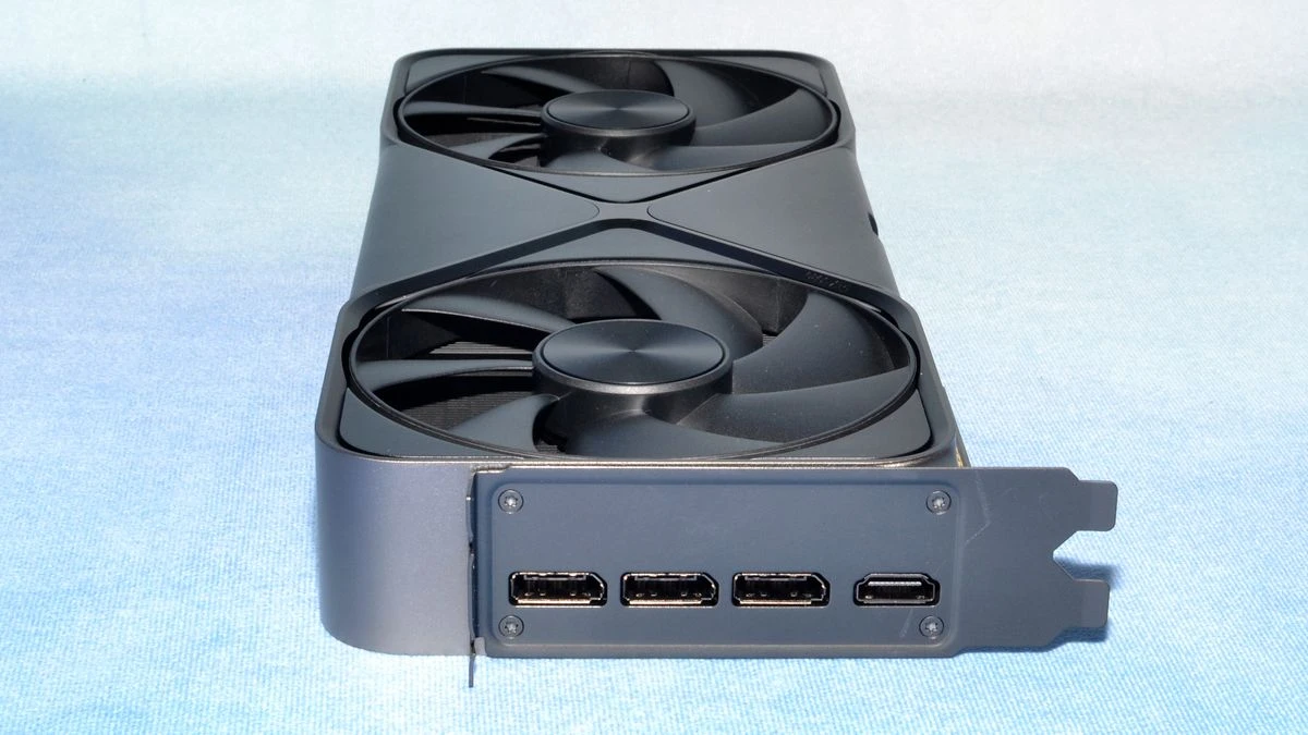 NVIDIA GEFORCE RTX 4090 và 5090 Các kiểu mẫu tiếp xúc-Thẻ phát triển và thử nghiệm có bốn đầu nối nguồn 16 chân
