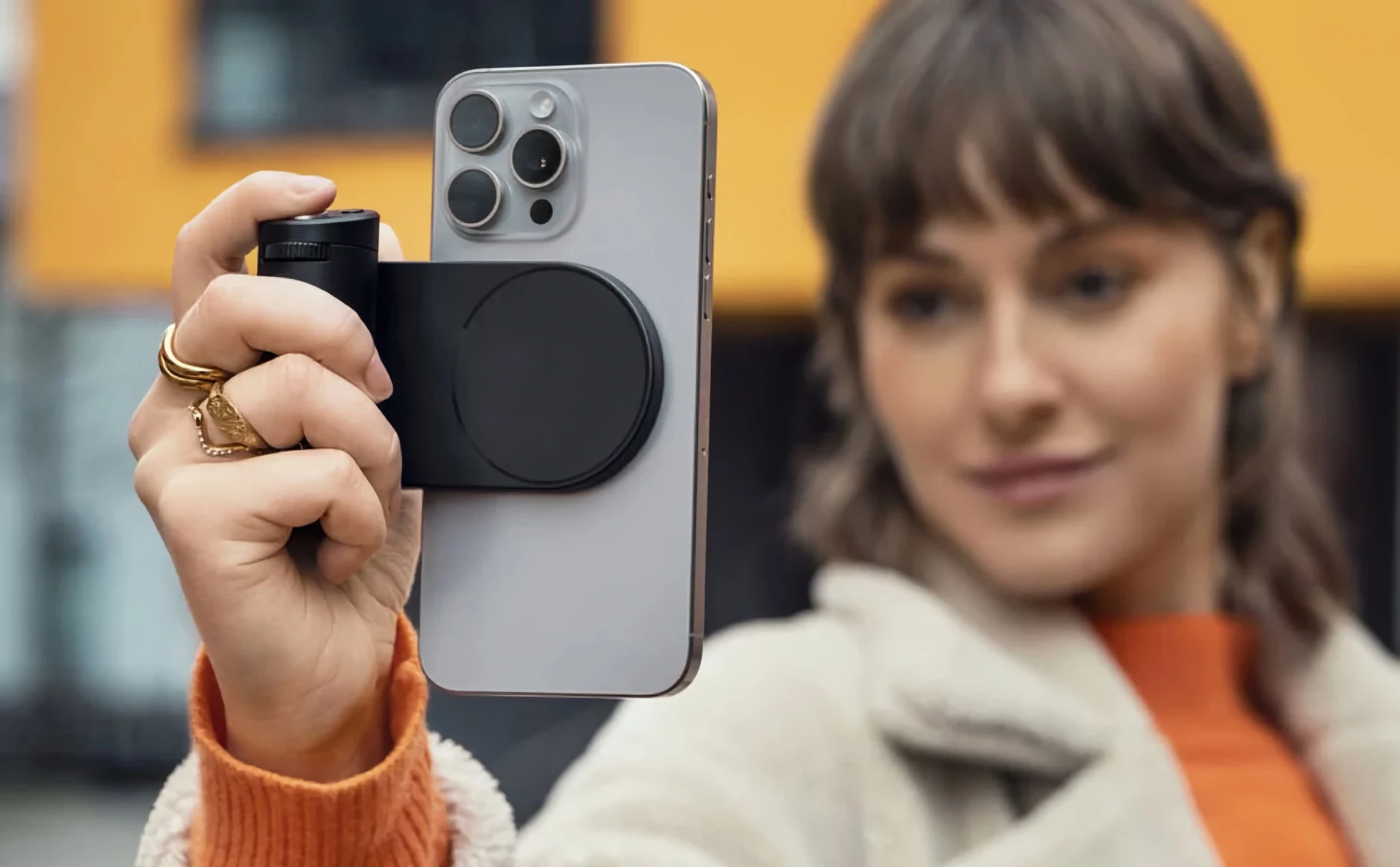 Leica giới thiệu Lux Grip: Phụ kiện biến iPhone thành một chiếc máy ảnh thu nhỏ, giá 329 đô
