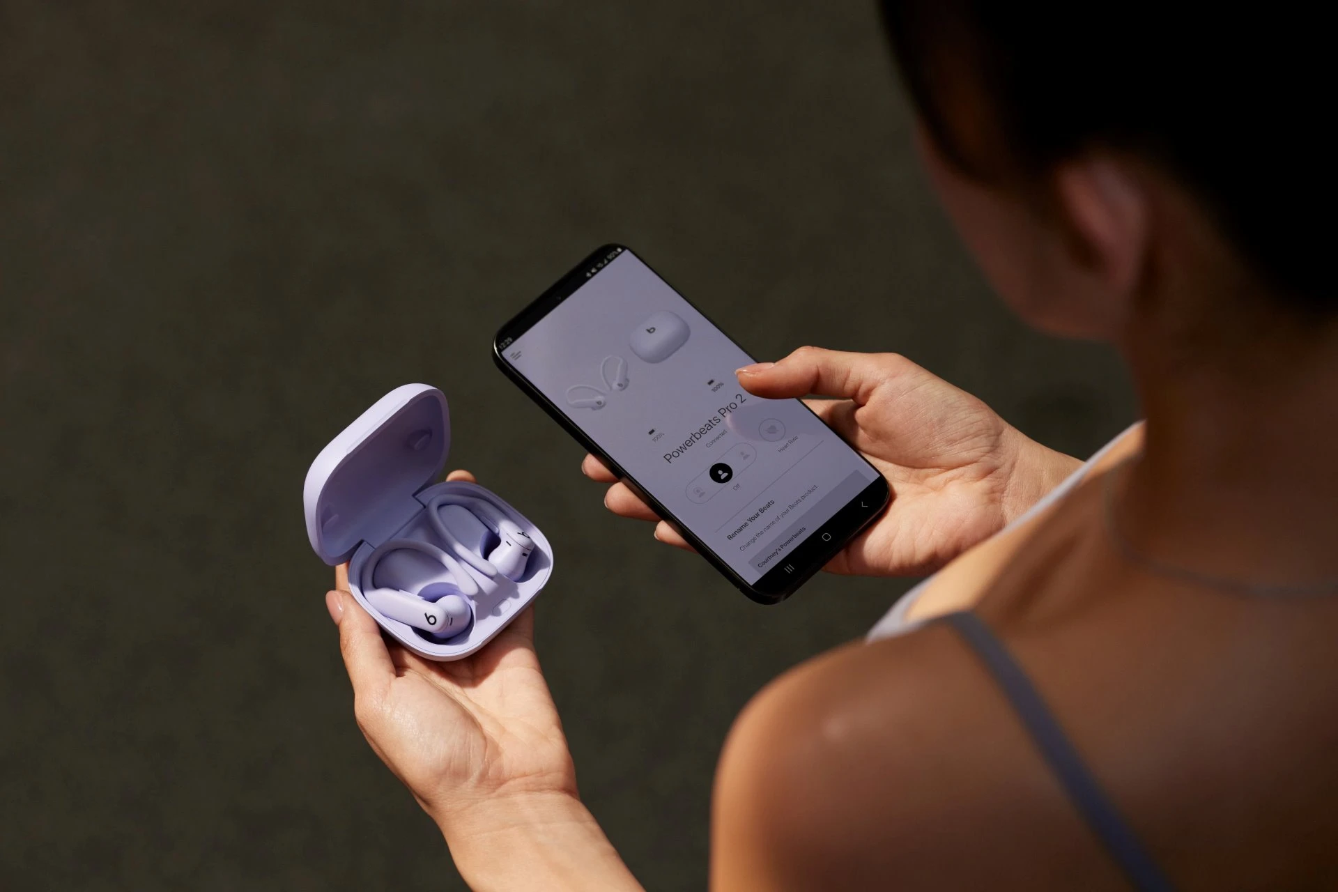 Một cặp Powerbeats Pro 2 của Apple, đã được giao cho một khách hàng may mắn mua sắm tại cửa hàng Walmart, gợi ý về sự ra mắt sắp xảy ra của nó
