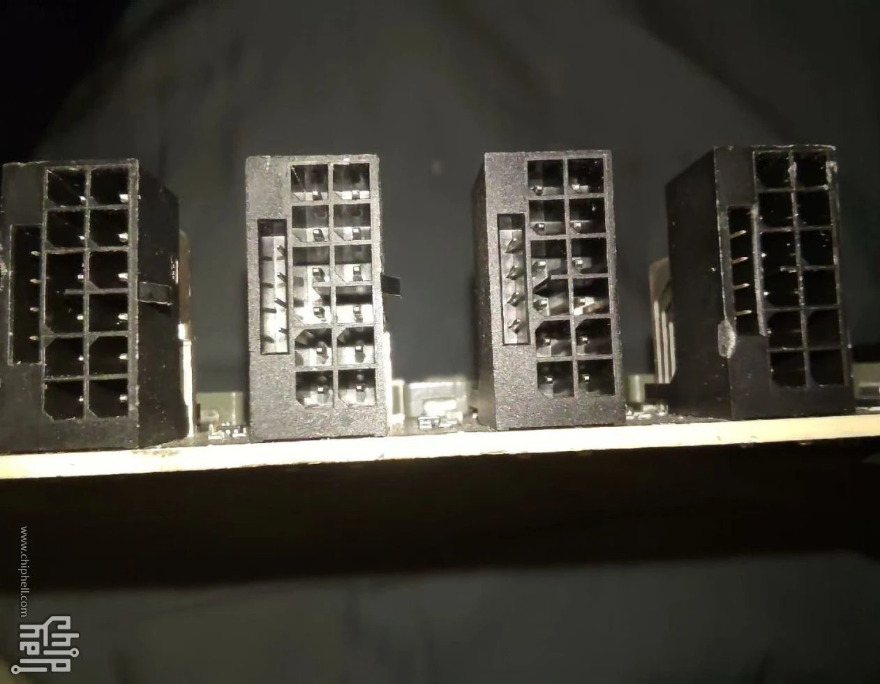 NVIDIA đã có tới bốn đầu nối 16 chân trên các nguyên mẫu GPU của mình cho RTX 5090 & RTX 4090, cung cấp năng lượng lên tới 2400W