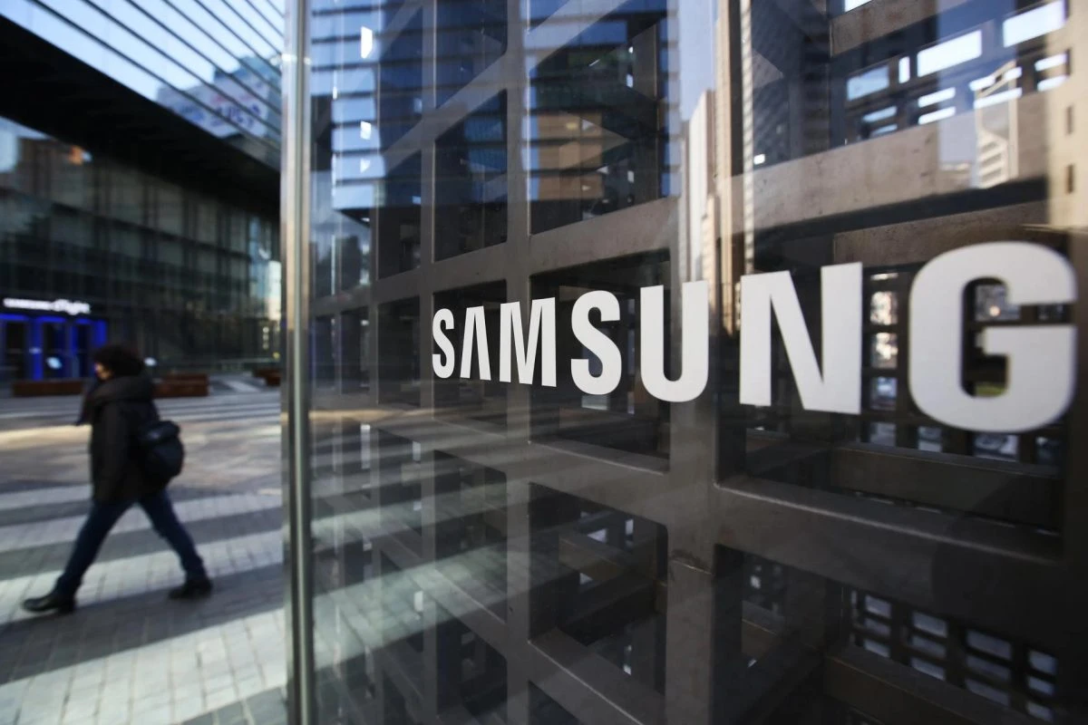 Samsung xác nhận ra mắt vào tháng 10 năm 2025 cho điện thoại ba lần và tai nghe XR, vượt qua Apple trong các vật liệu gấp và công nghệ không gian với phần cứng được hỗ trợ bởi AI
