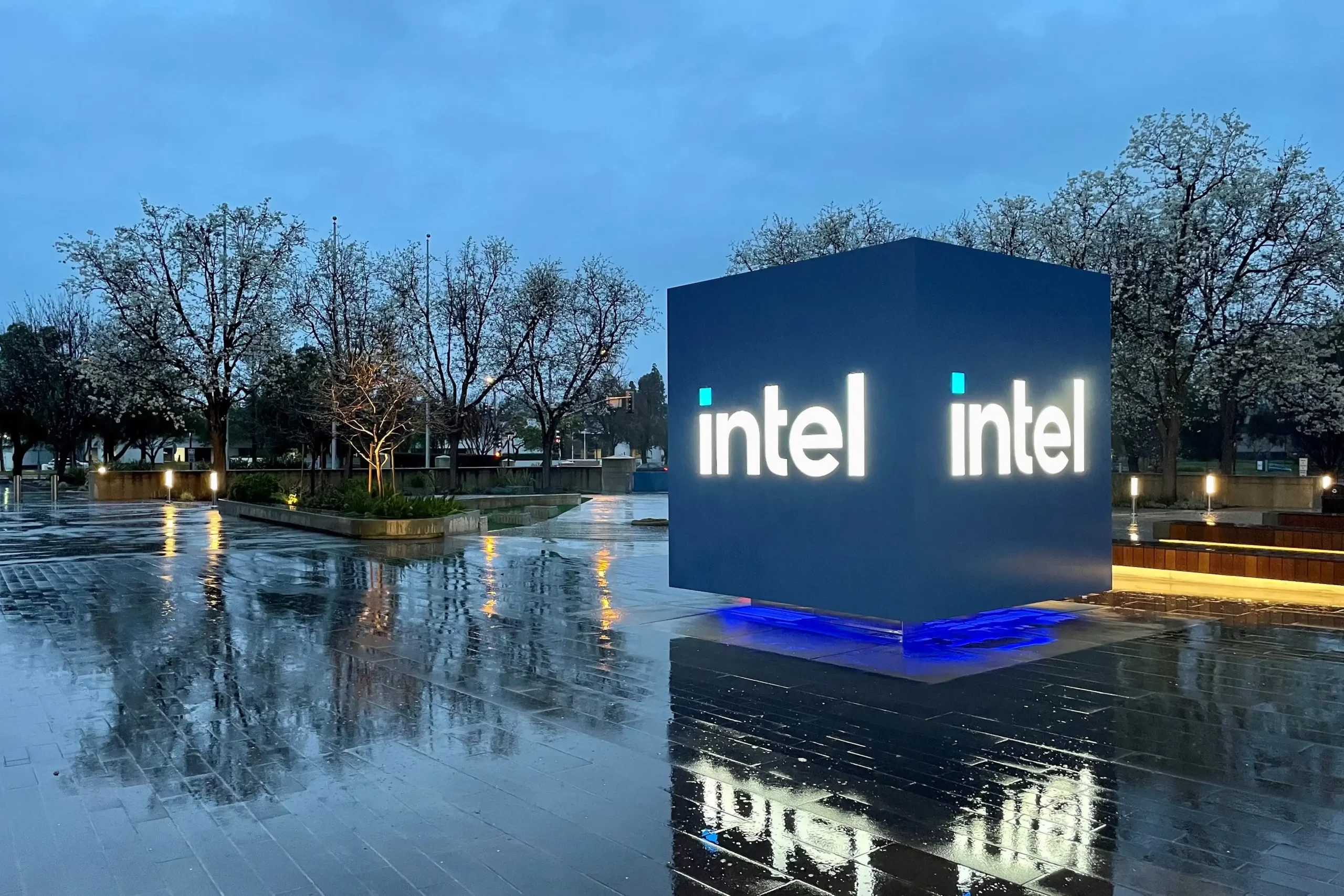 Intel, cựu nhà phát minh của năm, người chuyên về chất nền thủy tinh, hiện đã tham gia Samsung, cho thấy rằng Team Blue đã sẵn sàng từ bỏ nhóm cốt lõi & Tầm nhìn của mình