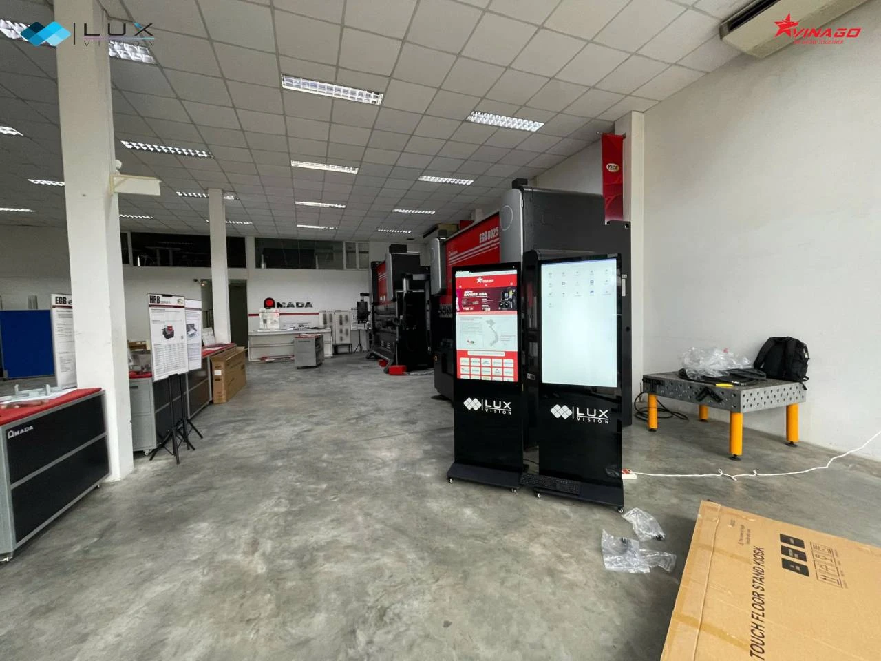 Màn hình quảng cáo chân đứng 55 inch chính hãng Lux Vision