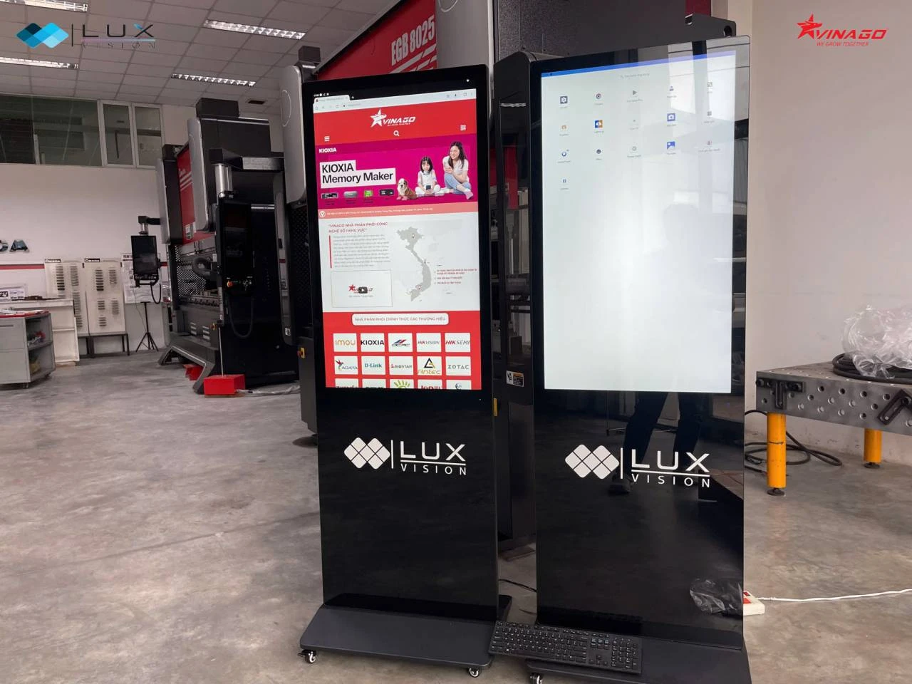 Màn hình quảng cáo chân đứng 65 inch chính hãng Lux Vision